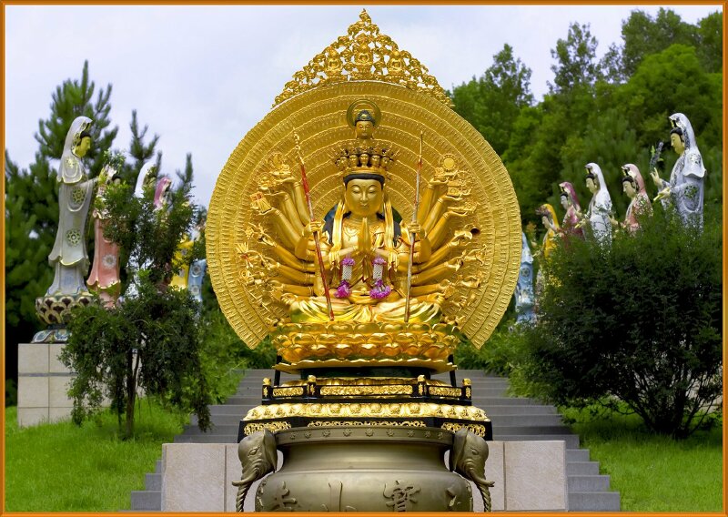 Hình tượng Phật nghìn mắt nghìn tay bằng vàng đẹp, trang nghiêm thanh tịnh. 