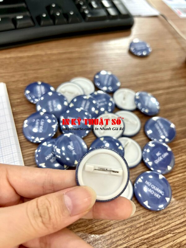 In huy hiệu slogan tròn gắn ghim cài áo chất liệu nhựa, đổ keo epoxy sau in