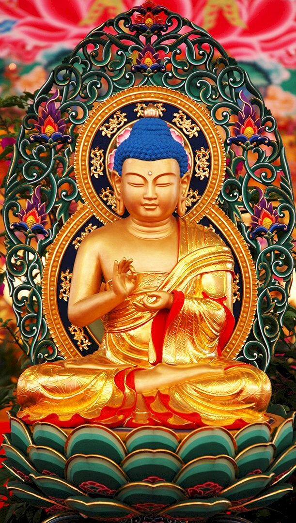 Hình ảnh tượng Phật A Di Đà ngồi đài sen trang nghiêm tĩnh lặng đẹp nhất. 