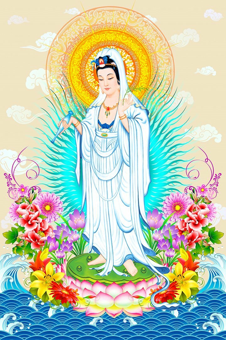 Ảnh Quan Thế Âm Bồ Tát đứng trên sóng nước, dưới chân ngài là đài sen, xung quanh muôn hoa đua nở.