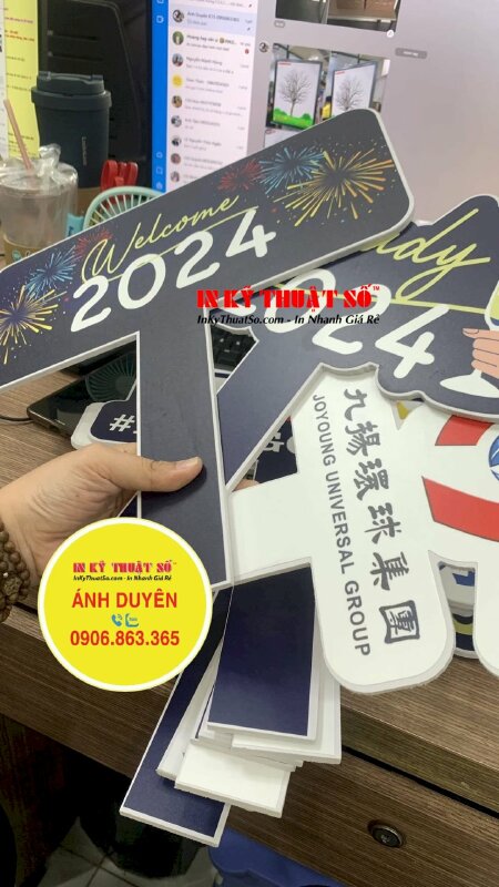 In Hashtag cầm tay chất liệu PP bồi format 5li, cán màng mờ độc đáo - In ấn và gia công tại In Kỹ Thuật Số since 2006