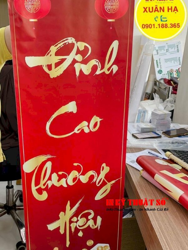 In liễn tri ân trang trí Tết chất liệu Silk dầu bóng nẹo gỗ hoa văn 2 đầu đẹp tinh tế