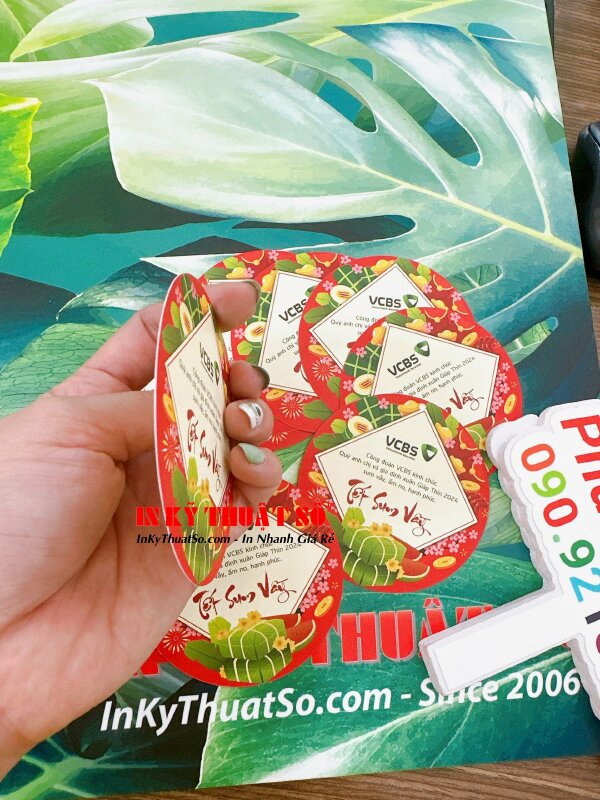 In tem treo Offset 2 mặt, gia công cán mờ 2 mặt, bế theo file in, đục lỗ tròn 3li