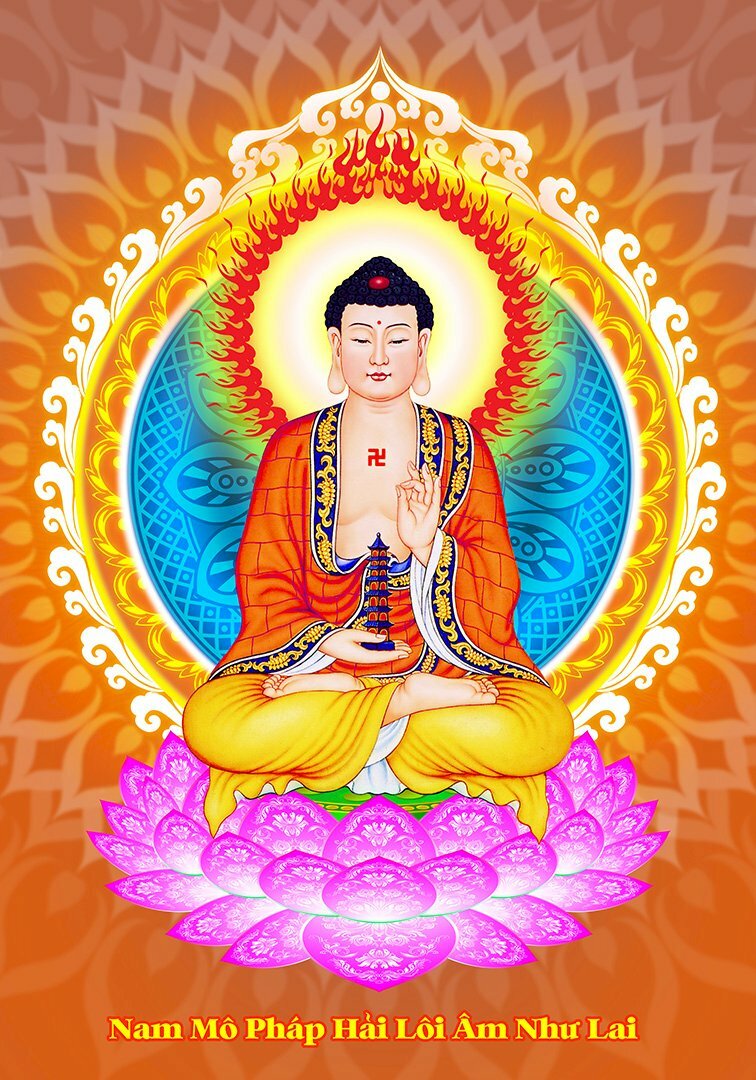 Hình ảnh Dược Sư Lưu Ly Quang Vương Như Lai Phật y áo màu cam, tay cầm tháp 7 tầng, trên nền màu cam có hoa văn. 