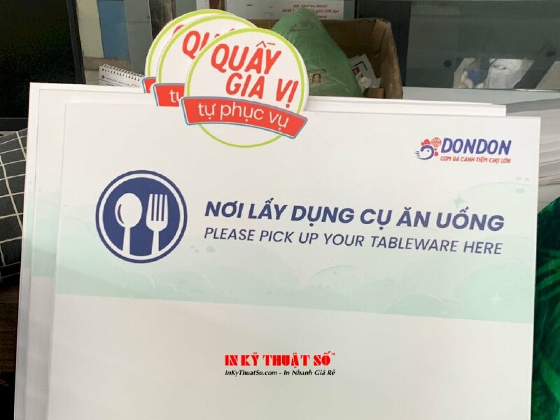 In bảng chỉ dẫn quầy gia vị tự phục vụ quán cơm gà - INKTS1056