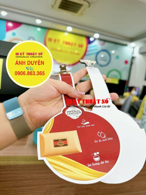 Mẫu hanger gắn kẹp wobbler, mẫu ấn phẩm được dùng quảng cáo khá thịnh hành ở nhiều cửa hàng kinh doanh sản phẩm, siêu thị