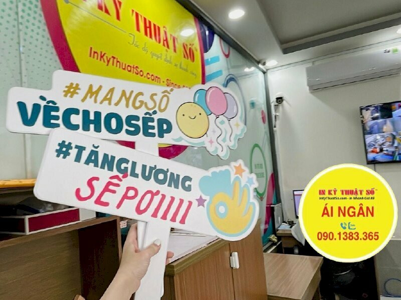 In hashtag cầm tay Year End Party tiệc cuối năm công ty