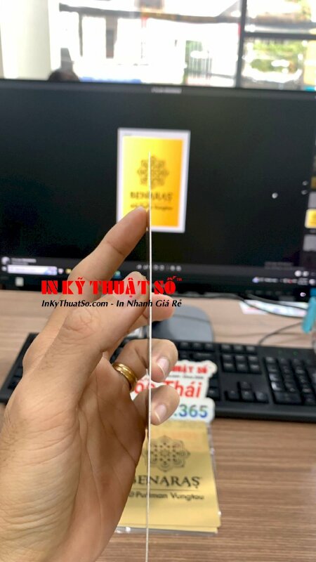 Thẻ nhôm xước 3 dzem màu vàng in logo trang trí quyển menu bìa da