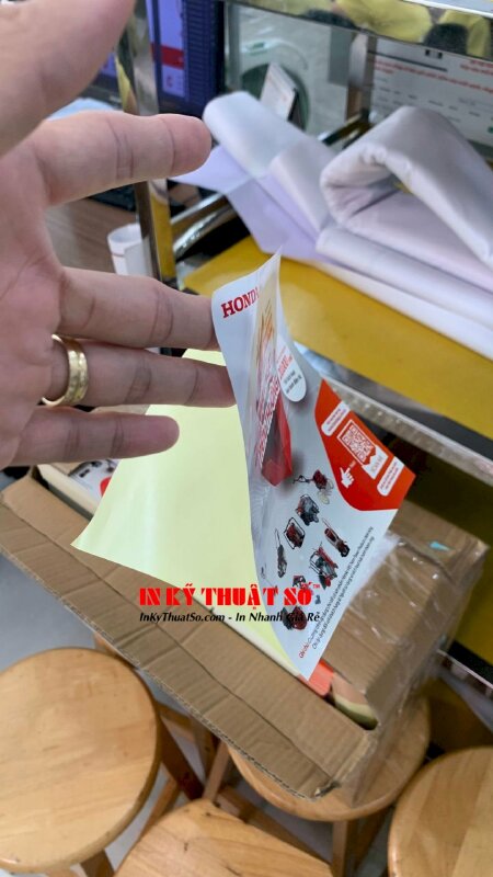 In Tờ rơi dán tường có sẵn lớp keo mặt sau giúp bạn tiện lợi khi dán tường