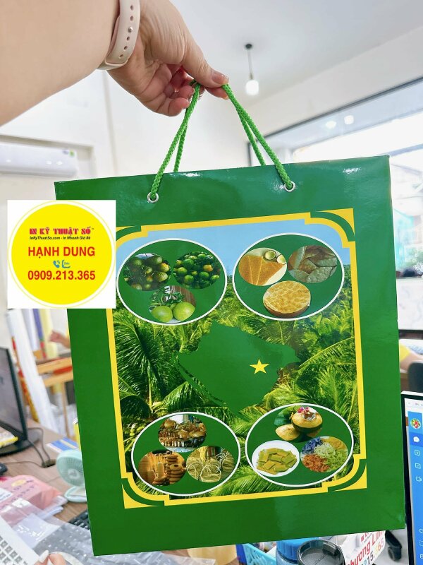 In túi giấy đựng quà tặng với số lượng lớn cho cơ quan lãnh đạo huyện Bến Tre