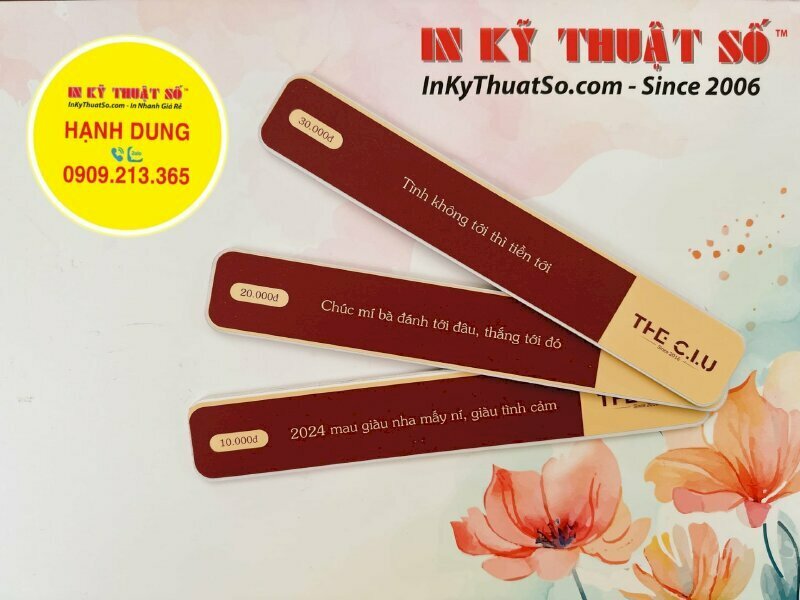 Ấn phẩm quẻ xăm rút thăm may mắn tại cửa hàng cho một năm đầy niềm vui