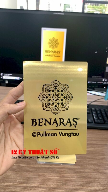 In thẻ nhôm logo gắn quyển menu bìa da cho nhà hàng cao cấp