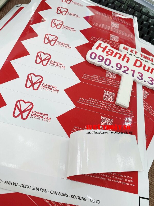 In decal dán nhãn chai nước suối cho sư kiện chất liệu decal sữa gia công cán màng bóng và bế tem theo đường viền