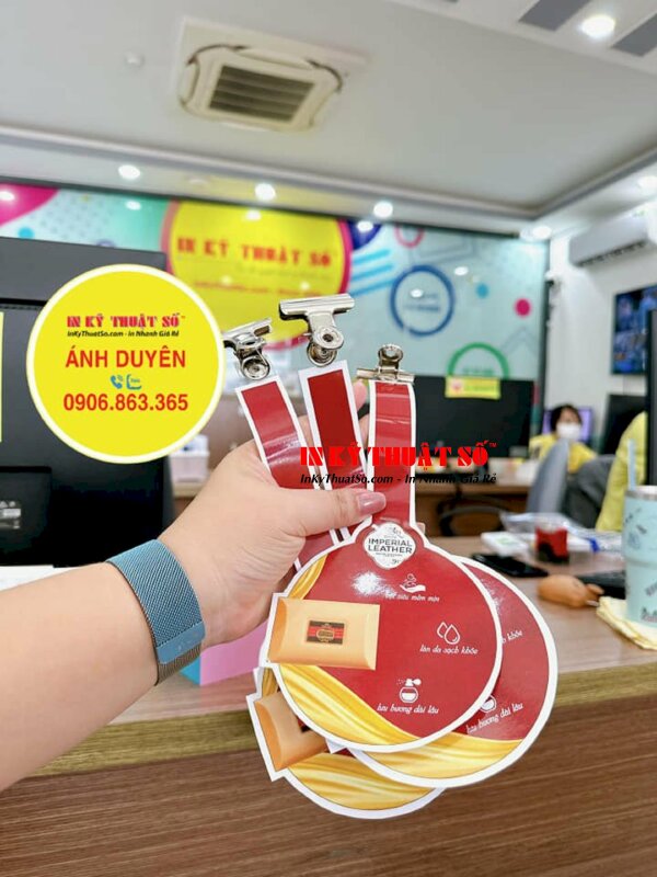 In hanger chất liệu giấy C300gsm in 1 mặt cán bóng, cắt tay theo file in