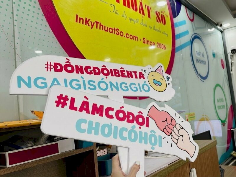 Mẫu hashtag cầm tay event tiệc cuối năm hoành tráng, khẩu hiệu ngắn gọn thay lời muốn nói cuối năm