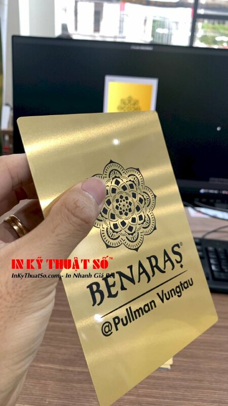 Thẻ nhôm in logo trang trí quyển menu nhà hàng cao cấp gia công cắt hình chữ nhật, bo tròn 4 góc