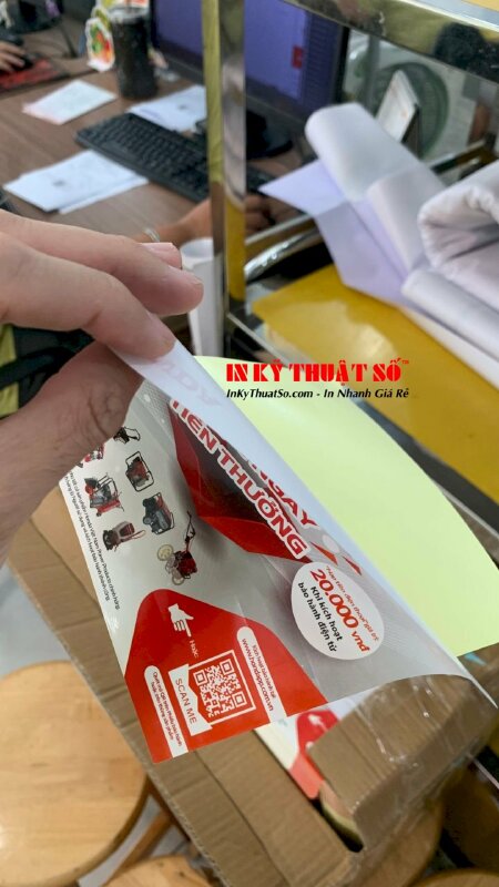In tờ rơi dán tường tiện lợi từ chất liệu decal giấy, gia công cán màng bóng 1 mặt độc đáo
