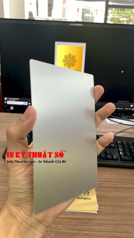 In thẻ nhôm xước vàng 1 mặt bằng công nghệ in UV hiện đại tại In Kỹ Thuật Số since 2006