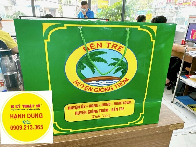 Túi giấy quai dây xanh đồng bộ thiết kế đẹp, in ấn sắc nét
