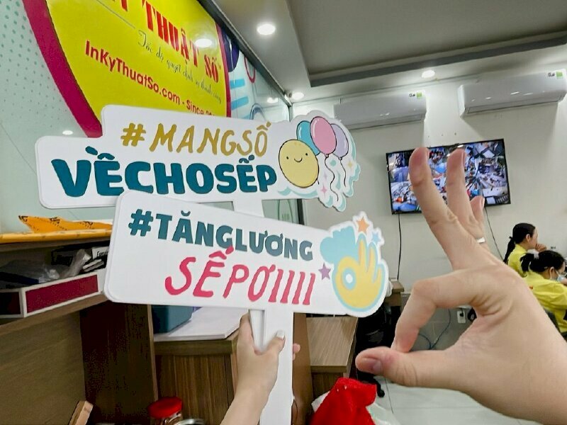 In Hashtag cầm tay tất niên công ty size 120x160cm chất liệu PP bồi format 5li, cắt CNC theo file