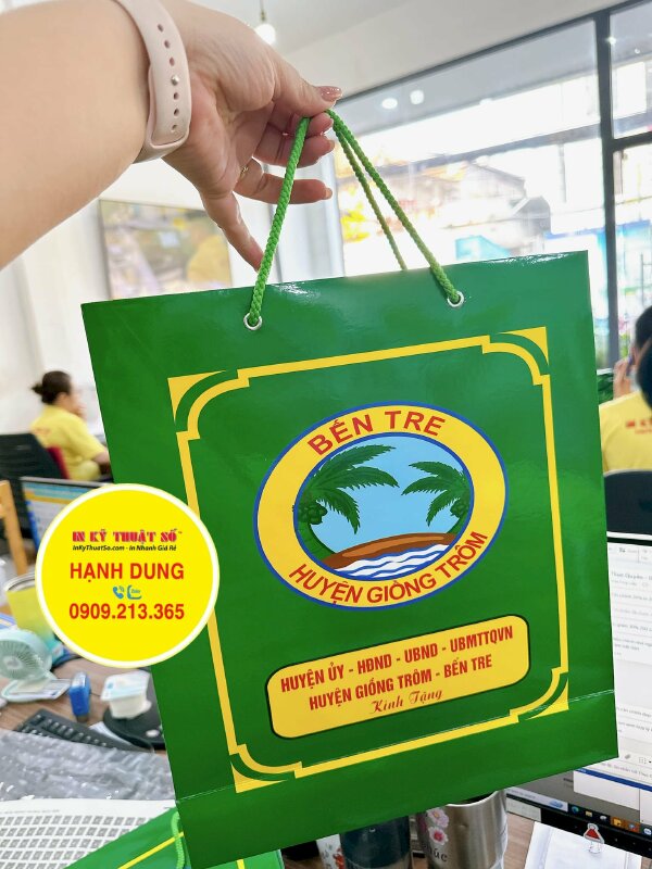 In túi giấy cán bóng chất lượng, quai túi xanh lá đồng bộ tuyệt đẹp được in ấn và gia công bởi In Kỹ Thuật Số since 2006
