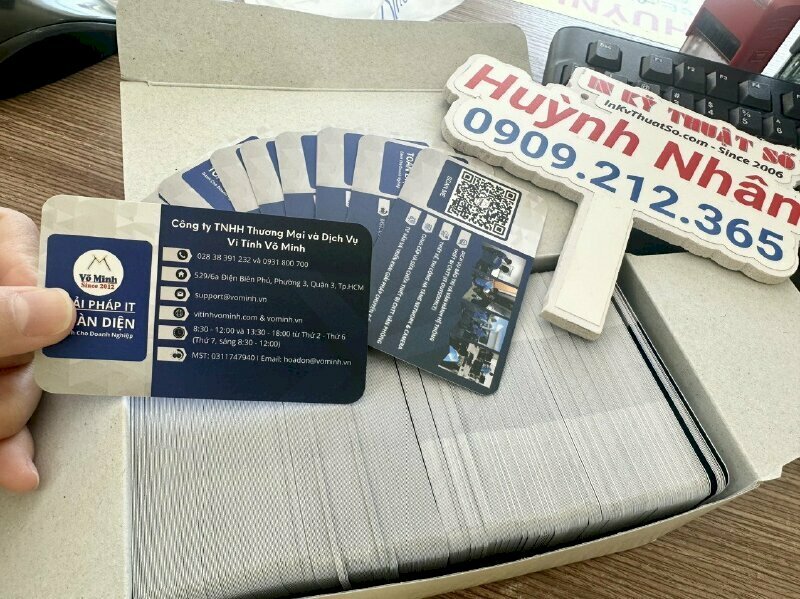 In card visit công ty dịch vụ vi tính IT Outsource có mã QR Code 