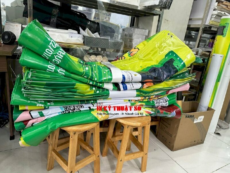 In bạt quảng cáo kích thước 1.2m x 2m và 2.4m x 4m, số lượng theo yêu cầu