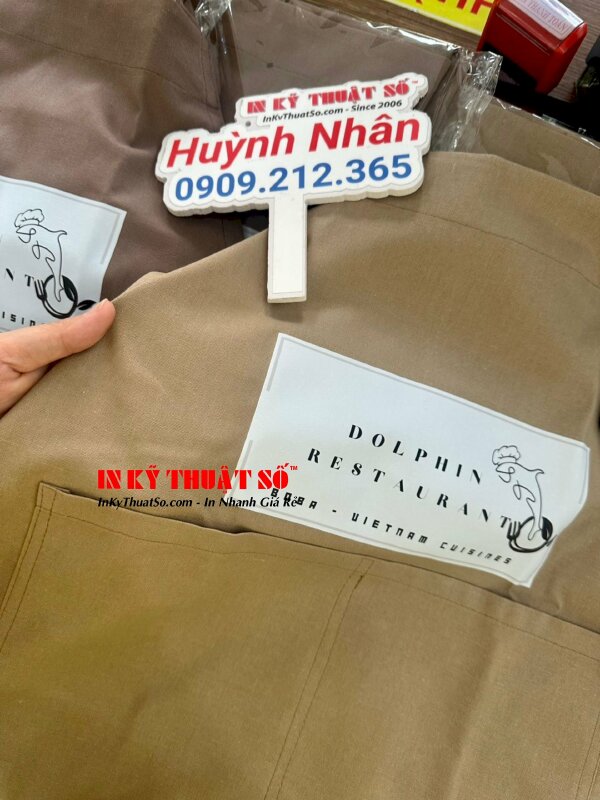 In logo lên tạp dề chất liệu deccal Pu ép nhiệt, tạp dề do khách hàng cung cấp