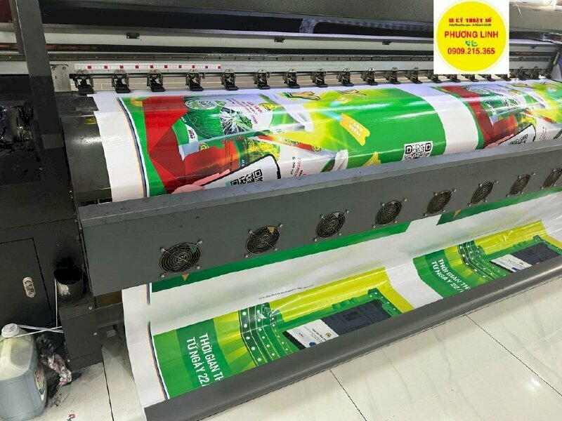In hiflex gia công đóng khoen trên dưới treo quảng cáo ngoài trời