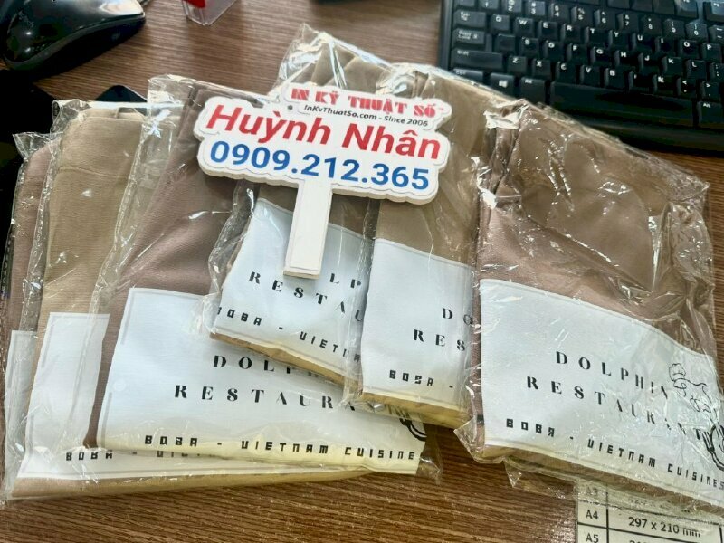 In logo decal Pu size 19x8.84cm ép nhiệt lên tạp dề khách hàng đưa - In ấn & Gia công tại In Kỹ Thuật Số since 2006