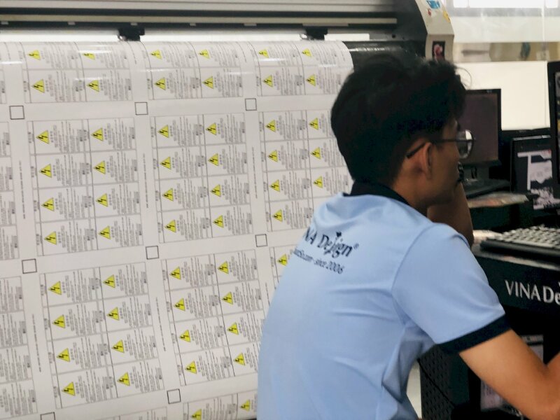 Nhân viên giám sát tem nhãn bế bằng máy bế hiện đại của Nhật