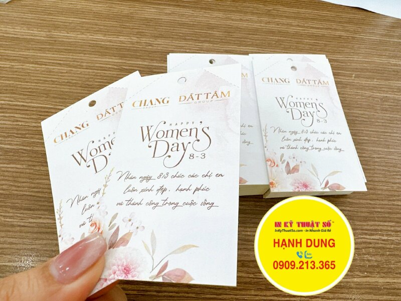 Mẫu tag treo quà 8/3 hình chữ nhật được thiết kế mang phong cách nữ tính, font chữ và hoa văn mềm mại