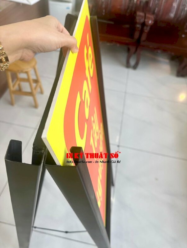 In standee chân sắt chữ A biển hiệu Cafe, chân sắt chữ A xếp gọn như hình, có khe bỏ formax 5li - INKTS1333