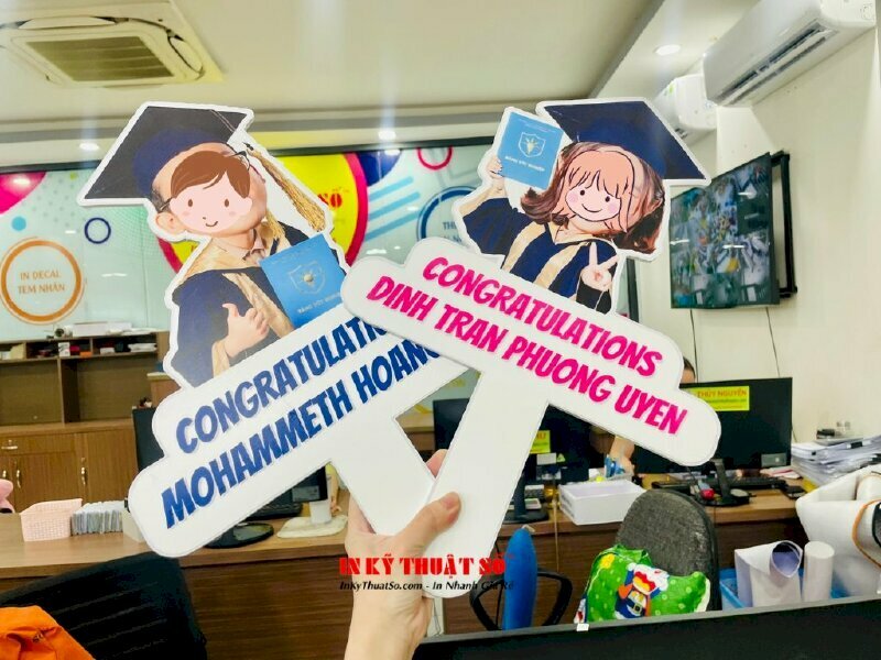 In hashtag cầm tay mừng lễ tốt nghiệp ra trường