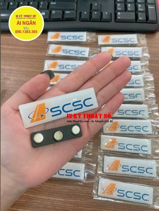 In Logo công ty cài áo bảng tên nhựa đổ keo epoxy trong suốt, mặt sau gắn nam châm hít