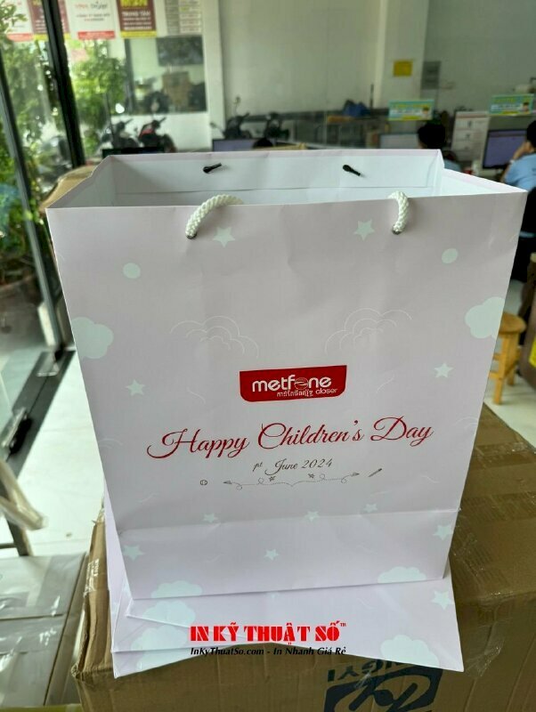 In túi đựng quà 1/6 cho bé công ty nhà mạng viễn thông Happy Children's Day 1st June, hàng gửi từ TPHCM đi Campuchia