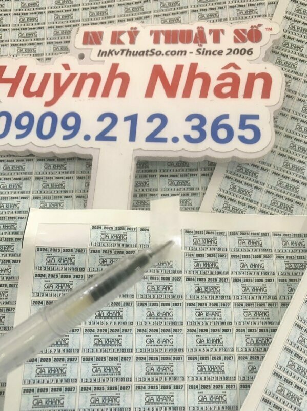 In decal vỡ dán sản phẩm thiết bị điện có hàng trong ngày