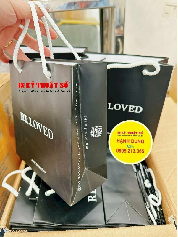 Túi giấy in Offset với số lượng 300 túi cho cửa hàng thời trang 