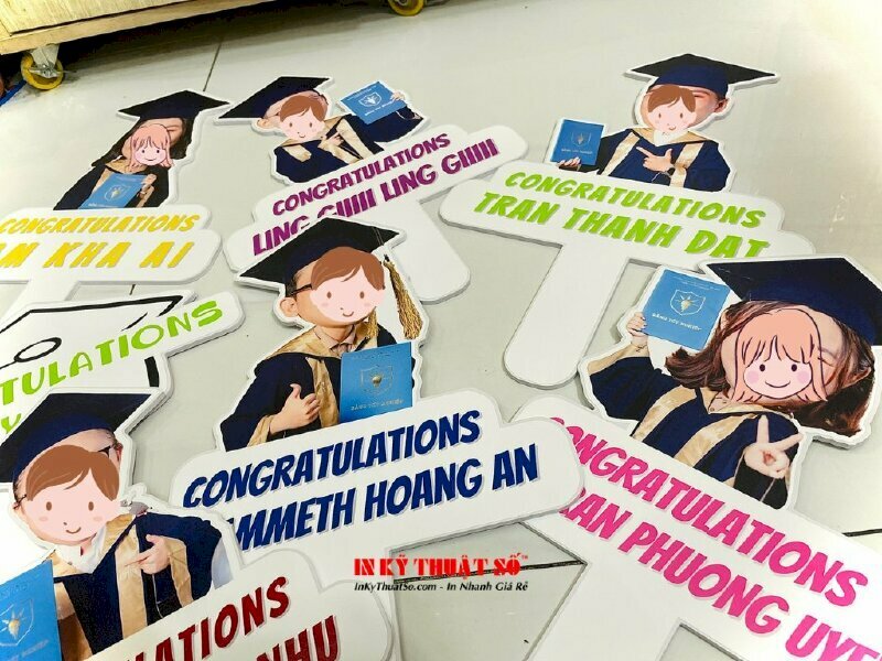 Hashtag cầm tay tốt nghiệp in hình cá nhân thiết kế dễ thương, vui nhộn được in ấn & gia công tại In Kỹ Thuật Số Since 2006