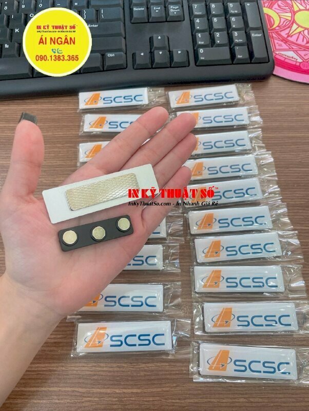In bảng tên nhân viên nhựa đổ keo epoxy đế kim loại gắn nam châm hít cài áo