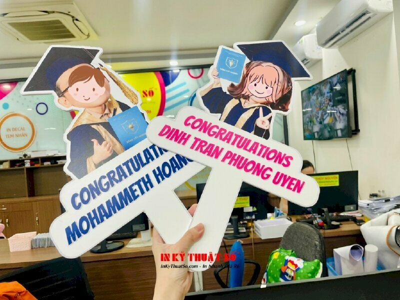 Hashtag cầm tay lễ tốt nghiệp tạo cho những bức hình thêm sinh động, dễ thương