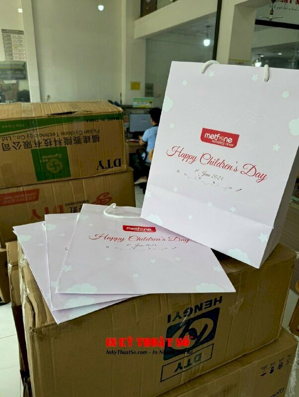 Túi quà tặng các bé nhân ngày Quốc tế thiếu nhi ngày 1/6 được in ấn bởi Công ty In Kỹ Thuật Số Since 2006