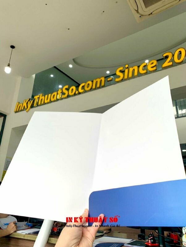 In folder công ty, folder đựng hồ sơ in logo doanh nghiệp