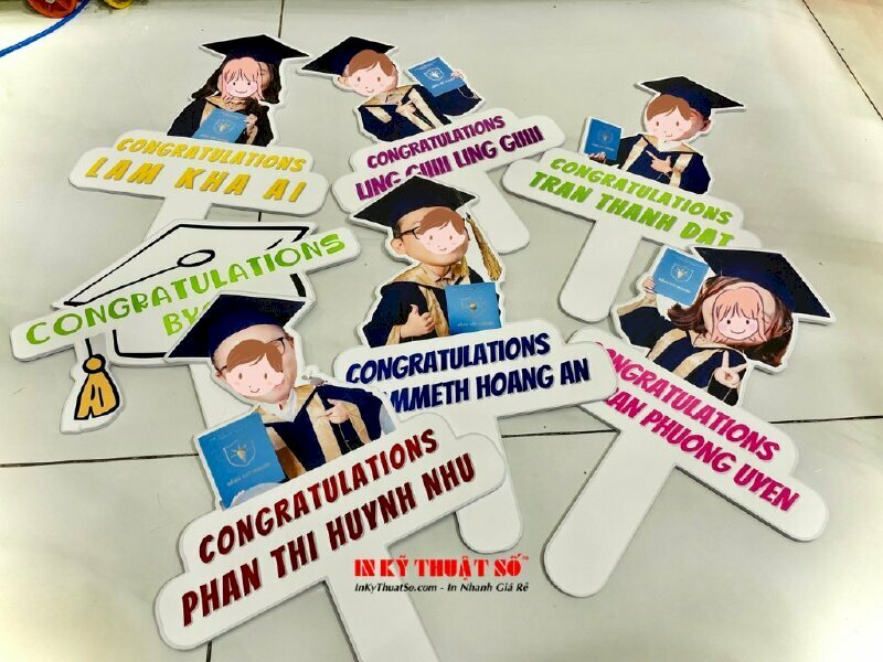 Hashtag cầm tay check-in sự kiện lễ tốt nghiệp được thiết kế và in ấn tại In Kỹ Thuật Số Since 2006