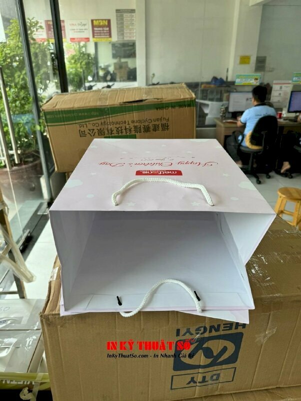 In túi quà tặng số lượng theo yêu cầu gửi đi Campuchia - Thiết kế & In ấn tại In Kỹ Thuật Số Since 2006