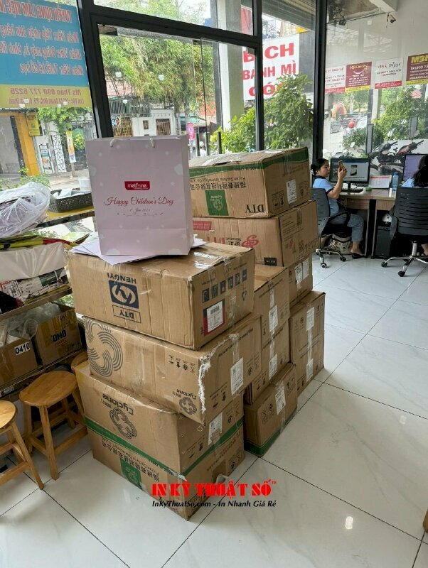 Thiết kế & In túi quà tặng theo chủ đề Happy Children's Day, chất liệu túi giấy C300gsm, bế dán thành phẩm và gắn dây quai dù trắng