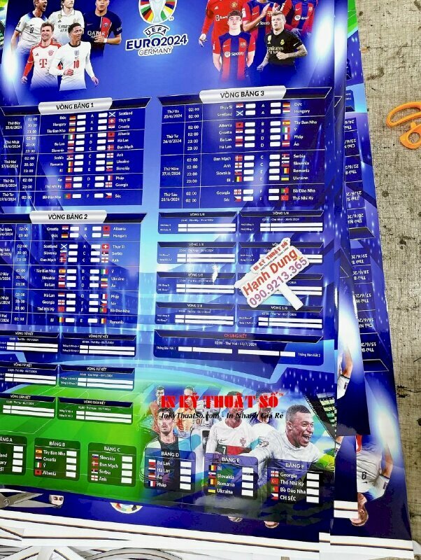 In lịch bóng đá PP bồi formex 5 li dày dặn chắc chắn, cán màng bóng tuyệt đẹp