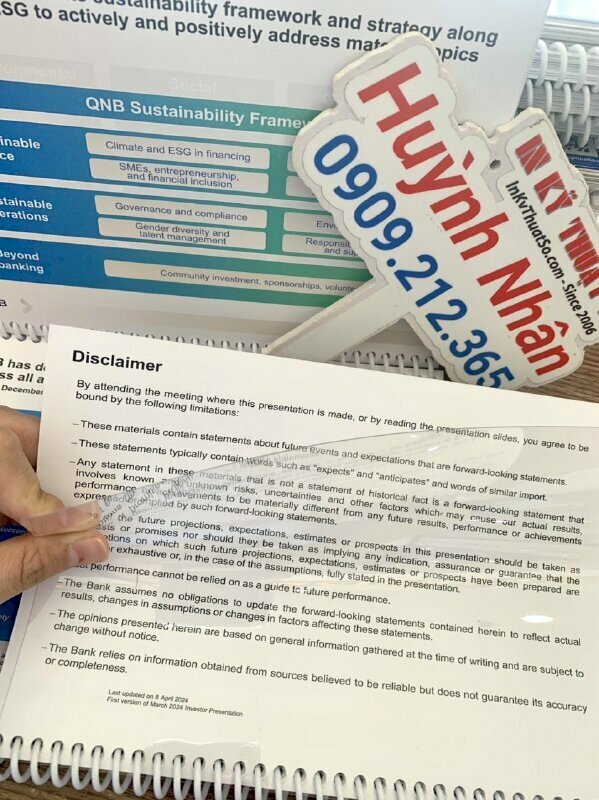 Cuốn tài liệu thuyết trình đóng lò xo trắng, bìa và ruột giấy từ chất liệu giấy Fort 80gsm