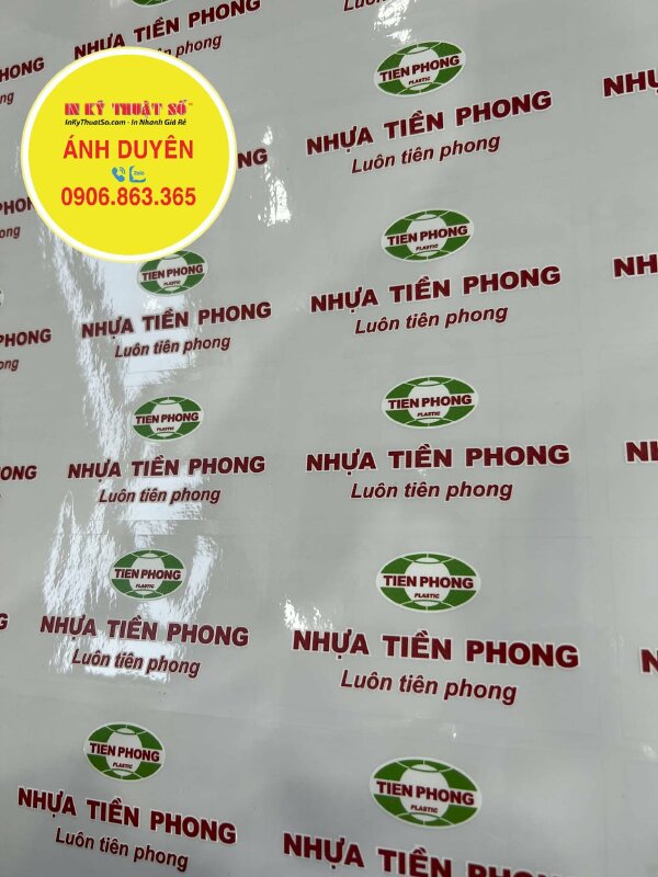 In logo Decal trong công ty nhựa, tem logo in UV mực trắng, bế từng tem - INKTS1461