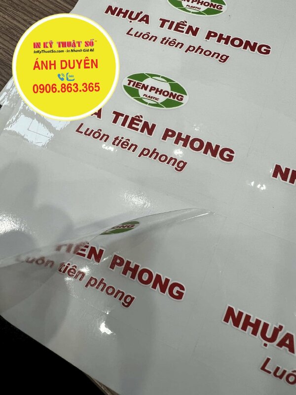 In logo Decal trong công ty nhựa, tem logo in UV mực trắng, bế từng tem - INKTS1461